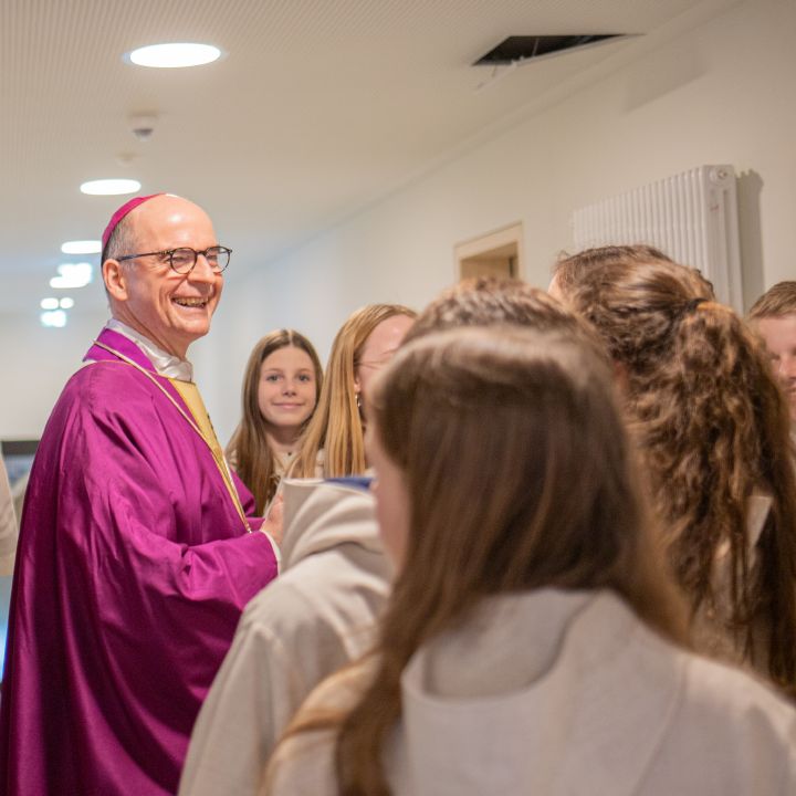 Bischof Dr. Franz Jung sprach mit den Schülerinnen und Schülern über das Evangelium vom sinkenden Petrus.