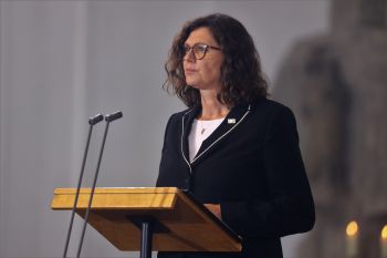 Als eine Landtagspräsidentin für das Volk, Dienerin des Volks und bayerische Löwin bezeichnete Landtagspräsidentin Ilse Aigner ihre Vorgängerin in ihrer Ansprache beim Trauerstaatsakt. 