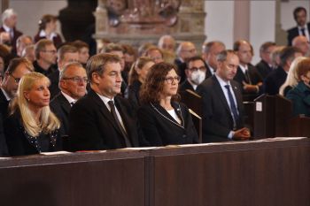 Unter den Trauergästen waren zahlreiche ranghohe Politiker wie Ministerpräsident Dr. Markus Söder und Landtagspräsidentin Ilse Aigner.