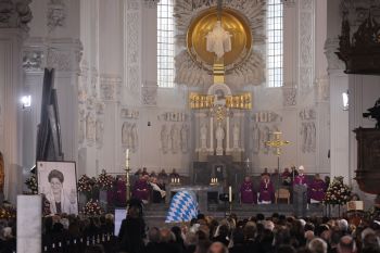 Eine große Trauergemeinde hat am Freitag, 14. Oktober, im Würzburger Kiliansdom von Landtagspräsidentin a. D. Barbara Stamm, Ehrenvorsitzende des Diözesan-Caritasverbands Würzburg, Abschied genommen. 