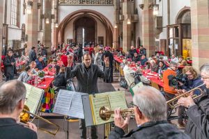 Bischof Dr. Franz Jung feierte  am 25. Dezember mit Gästen der Gemeinschaft Sant'Egidio in der Würzburger Marienkapelle Weihnachten.