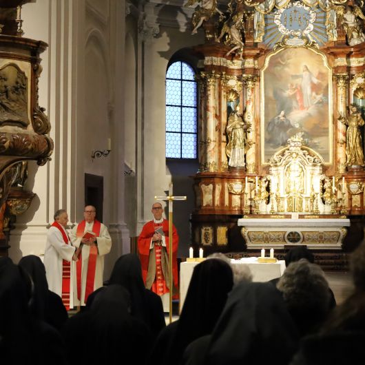 Gottesdienst in der Klosterkirche Sankt Michael in Oberzell.