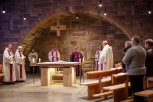 Bischof Dr. Franz Jung (violettes Messgewand) feierte am Donnerstag, 16. März, in der Krypta der Abteikirche von Münsterschwarzach mit der Freisinger Bischofskonferenz  eine Heilige Messe.