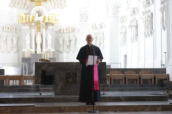 Beim Mittagsgebet im Würzburger Kiliansdom gab Bischof Dr. Franz Jung am Montag, 25. März, die Ernennung von Pfarrer Paul Reder zum Weihbischof bekannt. 