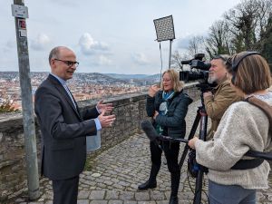 Bischof Dr. Franz Jung bei Dreharbeiten des Bayerischen Rundfunk am Käppele für den Osterbeitrag zu Papst Franziskus.