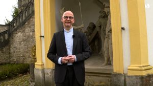 An der fünften Kreuzwegstation am Würzburger Käppele hat Bischof Dr. Franz Jung seinen diesjährigen Ostergruß aufgenommen.