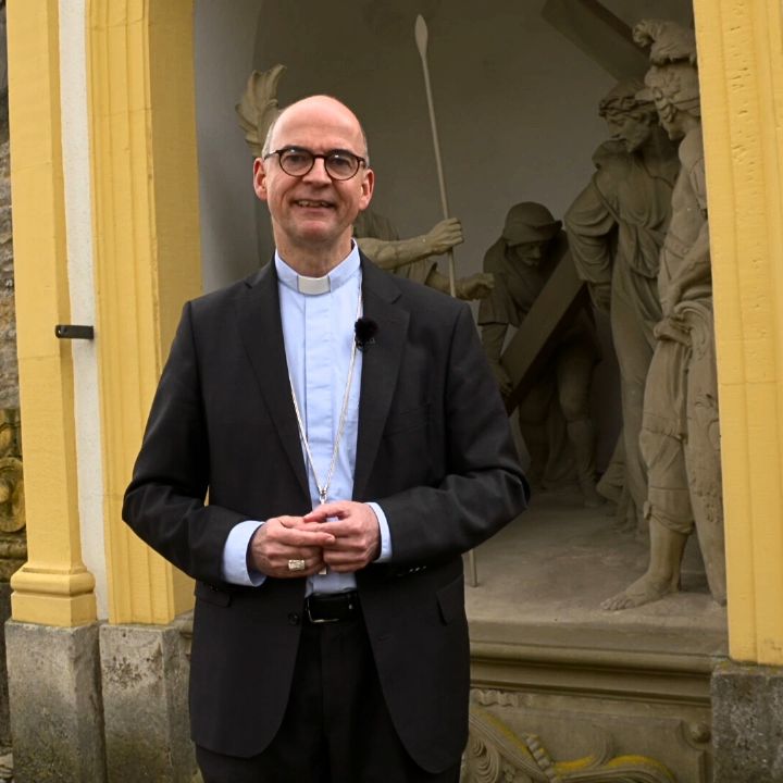 An der fünften Kreuzwegstation am Würzburger Käppele hat Bischof Dr. Franz Jung seinen diesjährigen Ostergruß aufgenommen.