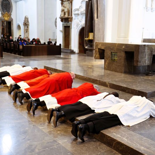Bischof Dr. Franz Jung hat am Karfreitag, 29. März, im Würzburger Kiliansdom die Liturgie vom Leiden und Sterben Jesu gefeiert.