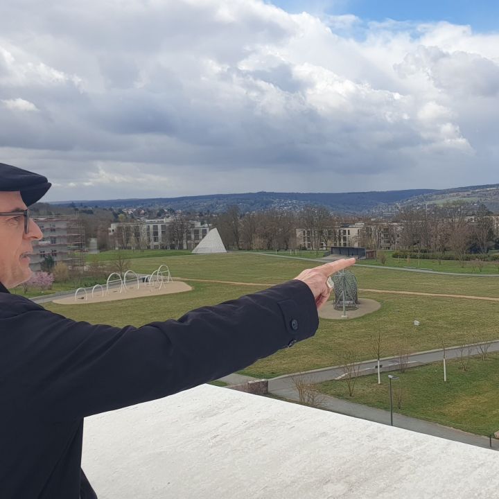 Bischof Dr. Franz Jung beim Blick von der Dachterrasse des Towers über den Würzburger Stadtteil Hubland. 
