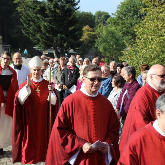 Bischof Dr. Franz Jung feierte am Samstag, 15. September, einen Pontifikalgottesdienst zum Fest Kreuzerhöhung mit rund 1000 Gläubigen auf dem Kreuzberg. Im Anschluss nutzten viele Gläubige die Gelegenheit für eine persönliche Begegnung mit dem neuen Würzburger Bischof. 