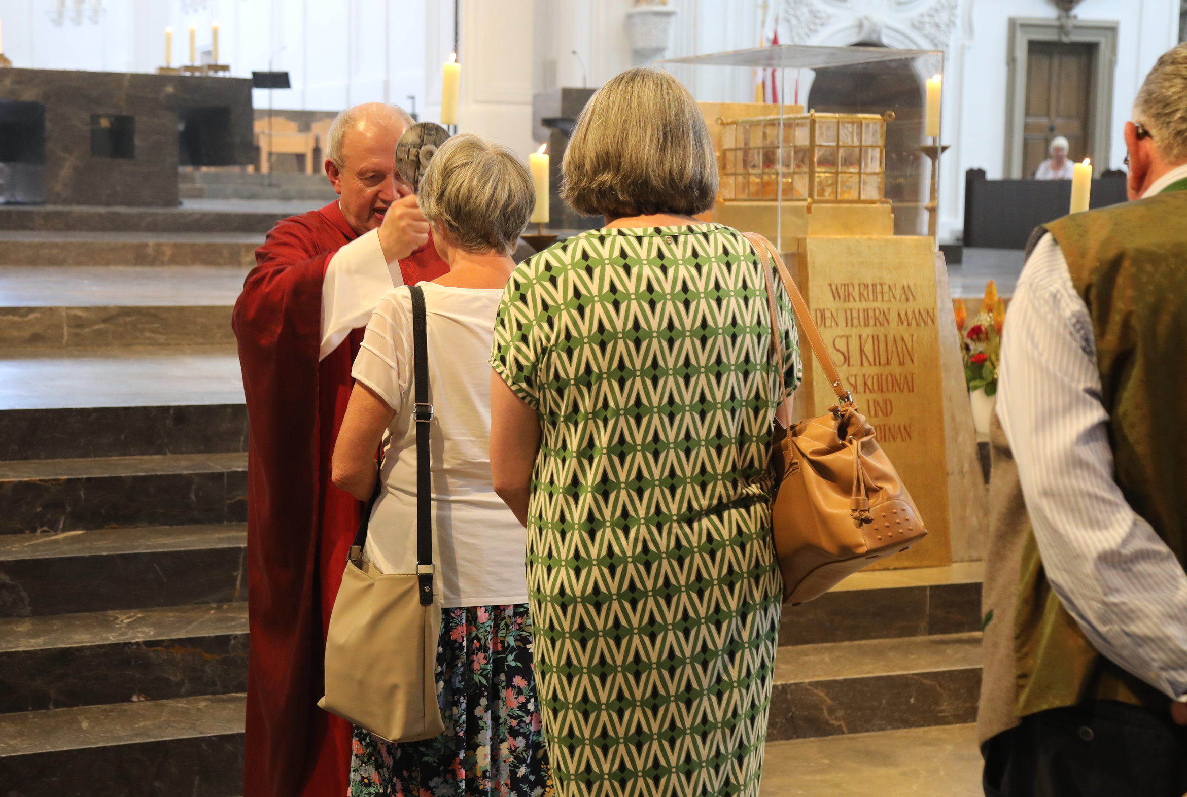 Im Anschluss an den Gottesdienst bestand die Möglichkeit, sich mit einer Kiliansreliquie segnen zu lassen. Im Anschluss an den Gottesdienst bestand die Möglichkeit, sich mit einer Kiliansreliquie segnen zu lassen.