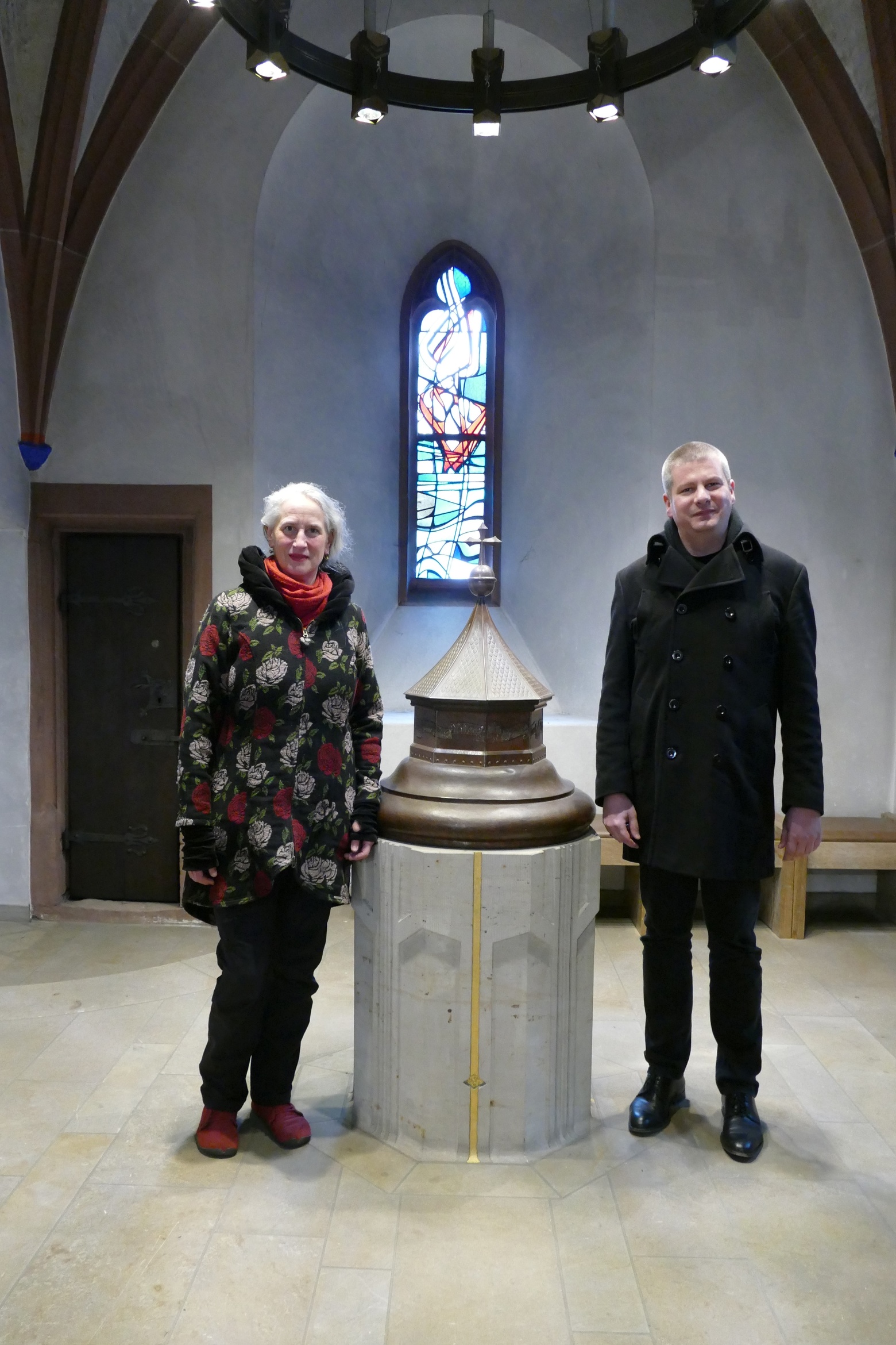 Taufbewerberin Judith Gessler und Gemeindereferent Swen Hoffmann in der Pfarrkirche St. Michael in Hösbach