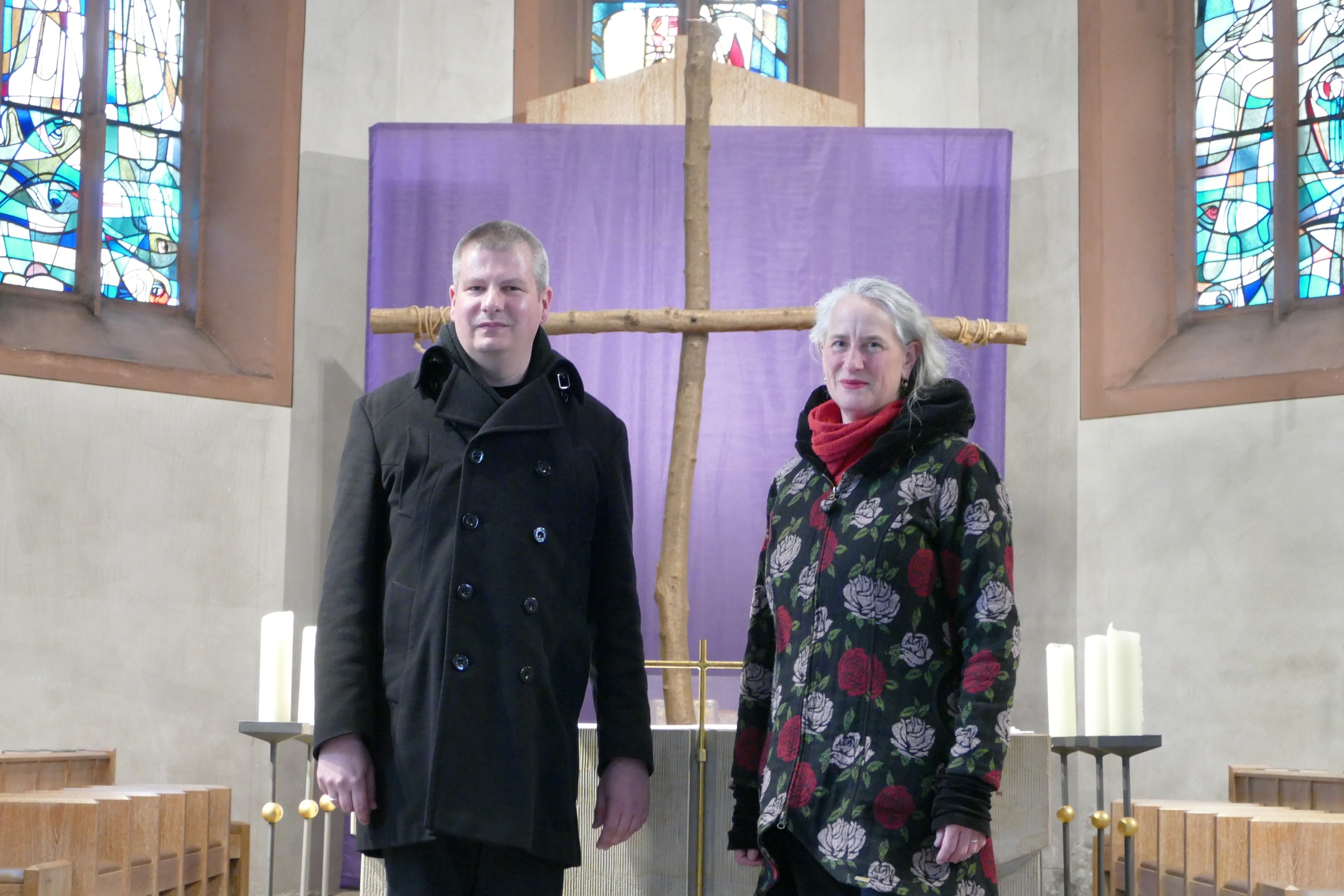 Taufbewerberin Judith Gessler und Gemeindereferent Swen Hoffmann in der Pfarrkirche St. Michael in Hösbach