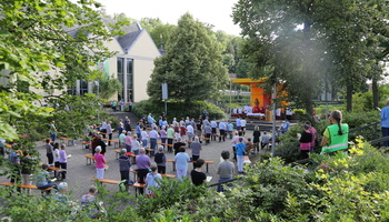 Gottesdienstbesucher schauen Richtung Altar